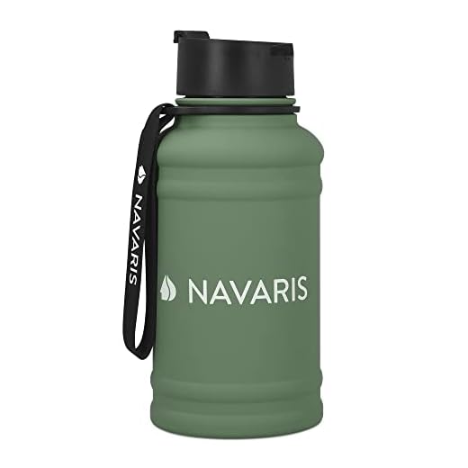 Navaris Botella de Agua de Acero Inoxidable - Cantimplora de Metal de 1.3 L - Garrafa para Bebidas para Deporte Camping Gimnasio Yoga - Verde Oscuro