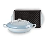 Este juego de 2 piezas consta de las siguientes piezas de la colección de hierro fundido Signature de Le Creuset, una cacerola poco baja de 26 cm y una parrilla rectangular de 30 cm.