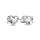 Vola nell'amore e dona al tuo look un fascino romantico con questi orecchini a perno a forma di cuore e farfalla