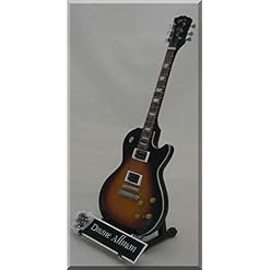 DUANE ALLMAN Guitare Miniature Gibson Les Paul avec médiator - Les Beatles, Paul McCartney, John Lennon, RIngo Starr, George Harrison DUANE ALLMAN Guitare Miniature Gibson Les Paul avec médiator – Image 2