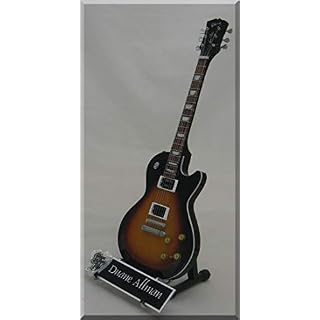 DUANE ALLMAN Guitare Miniature Gibson Les Paul avec médiator - Les Beatles, Paul McCartney, John Lennon, RIngo Starr, George Harrison DUANE ALLMAN Guitare Miniature Gibson Les Paul avec médiator – Image 2