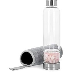 Dispensador De Agua Con Piedras Minerales Navaris Botella Cuarzo Rosa - Botella de Agua de Cristal de 420 ML con Piedras Rosas - Cristales de Cuarzo Rosa decoración - con Funda de Neopreno
