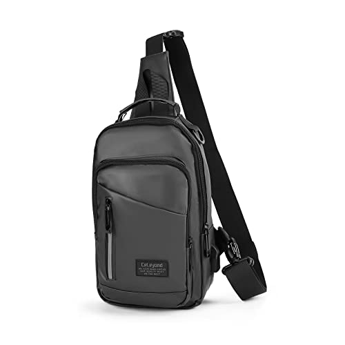 SKYSPER Sac de Poitrine Sacoche Bandoulière Homme avec USB Ports Sac Porté Épaule Sacs à Dos Porté Travers de Multifonction Étanche pour Sport Randonnée Voyage Excursion Cover