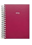 DIN A5 - 2023 Dicker Kalender – BROMBEERE - Spiralbindung – pro Tag eine volle DIN A5 Seite Platz, auch am Wochenende – ideal als Tagebuch, Bullet Journal, Tageskalender, Bürokalender, Terminkalender