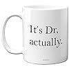 Tasse Aufschrift „It’s Dr Acticly“ (in englischer Sprache) – Herzlichen Glückwunsch Arzt PHD-Tasse lustige Lehrer-Tasse Kaffeetasse Teetasse Abschlussgeschenke 313 ml spülmaschinen-