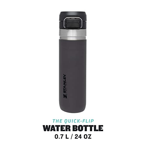 Stanley Quick Flip Trinkflasche Edelstahl 0.71L - Hält 12+ Stunden Kalt - Wasserflasche BPA-Frei - Spülmaschinenfest - Druckverschlussdeckel - Thermosflasche Auslaufsicher - Charcoal