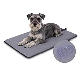 sac matelassé cuir Pratique et durable : ce tapis pour chien est en similicuir doux et résistant, plus durable que le tissu polyester classique. Réversible, ce qui prolonge sa durée de vie. Évitez les objets pointus et coupez régulièrement les griffes de votre chien pour optimiser sa longévité. La surface imperméable et résistante aux griffes supporte même les jeux les plus actifs. Poils et saleté ? Un simple coup de chiffon suffit ! Design épuré, adapté à tous les intérieurs.
