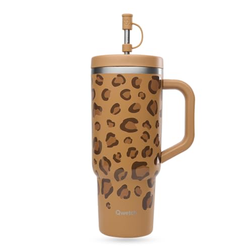 QWETCH - Travel Cup 900ml avec Paille & Anse - 48h Glacé / 12h Froid - Gourde Isotherme Inox Recyclé - Mug avec Bouchon à Vis Anti-Éclaboussures - Tasse Thermo - Leopard Camel
