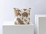Le coussin carré en tissu à poils effet peau de vache taupe et blanc SAKINA est un accessoire idéal pour apporter une touche de style bohème-chic à votre décoration d'intérieur