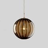 Suspension Globe au design moderne : Cette suspension pour îlot de cuisine possède une élégante finition en métal doré et un abat-jour en verre original, ce qui la distingue dans n’importe quelle maison et crée un élément décoratif attrayant au centre d’une pièce.