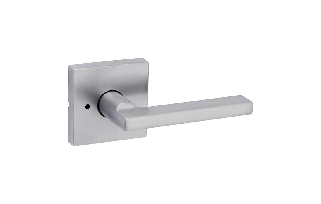 Kwikset 730HFLSQT-26D - Manija Halifax con cerradura de puerta cuadrada de privacidad con pestillo 6AL y acabado cromado satinado RCS Strike