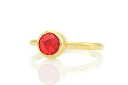 Bague simple sertie de pierres gemmes rubis et or pour célébrer un moment précieux