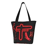 Fabriqué en Polyester résistant, ce totebag est idéal pour emporter tes objets personnels en toute sécurité grâce à l’utile fermeture éclair.