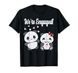 El conjunto de pijamas de We Engaged es ideal para parejas que buscan pijamas y pijamas a juego para usar mientras están comprometidas. Camisetas muy bonitas a juego para anunciar tu compromiso. Bonita camiseta de compromiso para parejas amantes de animales y gatos. Haz que tu compromiso sea memorable