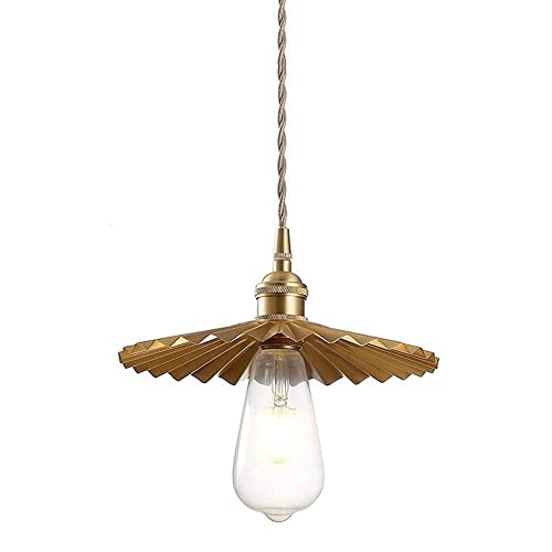 Suspension design cuivre doré au-dessus de l'îlot de cuisine moderne