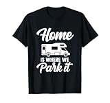 Caravana en la montaña al aire libre para aventuras. A los deportistas de montaña con fuego en el camping en el autobús les encantan los viajes de camping y las vacaciones de camping. Los campamentos permanentes con coche de camping son divertidos.