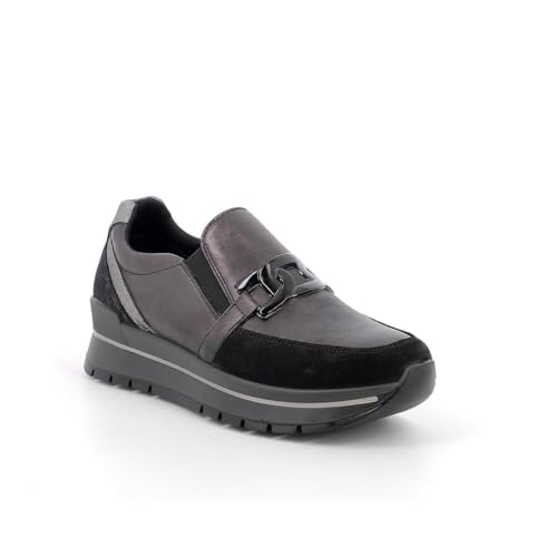 Queste scarpe sportive rappresentano un ibrido tra Le sneakers e le slip on. Prive di stringhe, sono dotate di elastici che rendono facilissimo infilarle e sfilarle. La suola ha elevate doti di leggerezza e flessibilità.