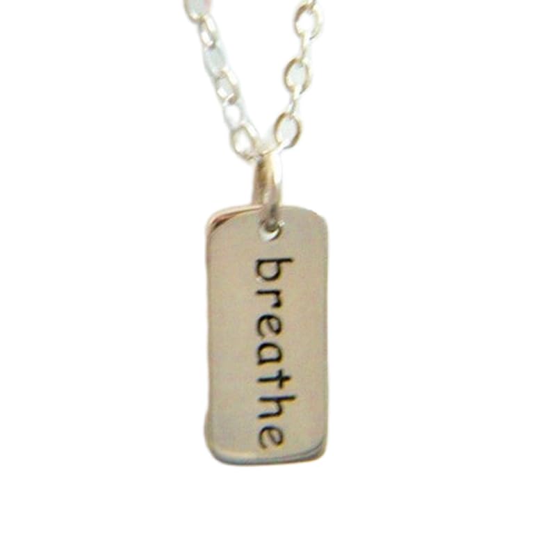 Collana in argento sterling 925 con scritta "respira". Affermazione. Ispirazione. Zen. Yoga. Collana con parole. Piccolo ciondolo semplice con incisione. Gioielli per tutti i giorni | Con catena da