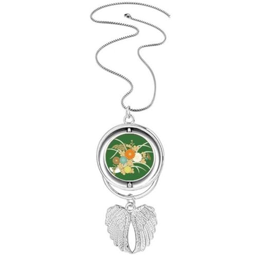 Collier ailes d'ange et fleur jaune japonaise contre look terne
