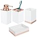mDesign Juego de 4 accesorios para el baño – Porta cepillos de dientes, dosificador de jabón, jabonera de baño y vaso de diseño elegante – Fabricados en plástico resistente – blanco/dorado rojizo
