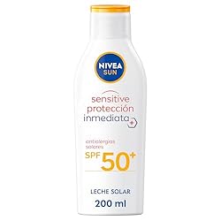 NIVEA SUN Sensitive Protección Inmediata Antialerg...: CUIDADO DE LA PIEL SENSIBLE – Este protector solar sin perfume contiene aloe vera, pantenol y licocalcón A para cuidar y proteger la piel sensible. PROTECCIÓN ANTIALERGIAS – Gracias al FP50+ y a la protección contra los rayos UVA/UVB, esta crema de s...