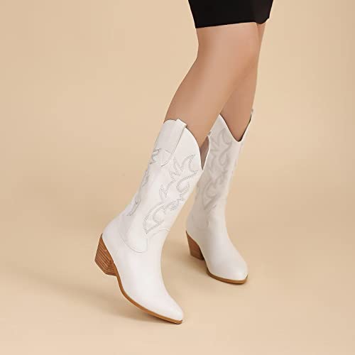 Western cowboy-style white ladies' mid-calf boots, with thick soles, have a stable and fashionable style. They can effectively enhance height and are an eye-catching choice for parties and dates.3
