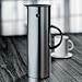 Stelton Isolierkanne EM77 - Doppelwandige Isolierkanne für heiße/kalte Getränke - Tee- & Kaffeekanne mit Glaseinsatz, Magnetverschluss, Schraubdeckel, Vintage-Design - 1 Liter, Stahl