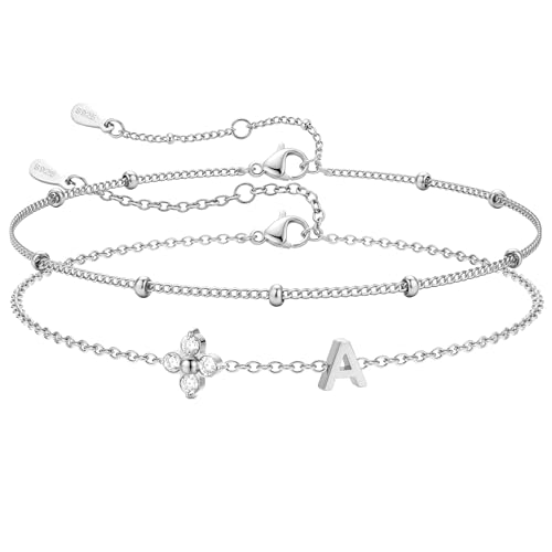 Bracciale con iniziale e quadrifoglio: Caratterizzato da un design a doppio strato, le delicate lettere sono abbinate a un zircone a forma di quadrifoglio che simboleggia la buona fortuna. Questo braccialetto donna è una scelta eccellente per mostrare il proprio stile personale e custodire bei ricordi.