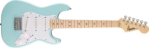 Pack guitare électrique Fender FSR Squier Electric Mini Stratocaster, bleu Daphné, idéal pour les débutants. Comprend un ampli, un câble, une sangle, des médiators et un accordeur à pince.