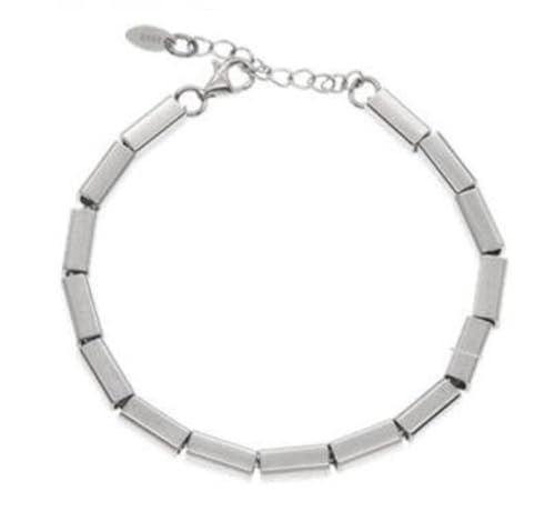 Collier en relief carré pour femme l'excellence d'un bijou de créateur