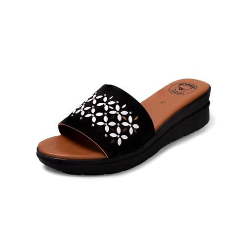 Zeppa Leggera per un Tocco di Altezza Zeppa da circa 4.5 cm che slancia la figura senza compromettere la stabilità e il comfort del piede.