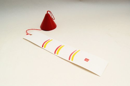 【湯口靖彦デザイン 南部鉄器 風鈴 三角 赤 】 三角 サイズ:径5.5p×高さ4.5p 短冊:5p×25p