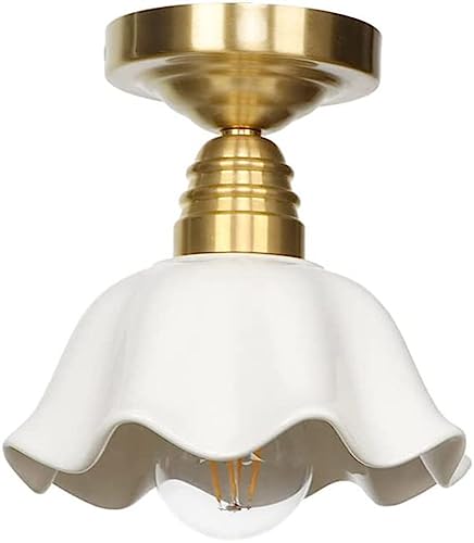 Lampe industrielle près du plafond pour optimiser les petits espaces