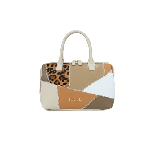 La forma a bauletto ne definisce la silhouette, ma è il mix di pellami a rubare la scena. La nostra nuova borsa in pelle è un viaggio tattile tra le tonalità della terra e il fascino magnetico dell'animalier. Un design che fonde tradizione e audacia per un effetto Soft Wild assolutamente irresistibile