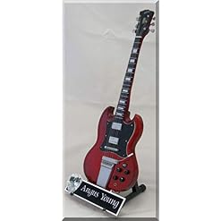 ANGUS YOUNG Guitare Miniature AC/DC avec médiator - Les Beatles, Paul McCartney, John Lennon, RIngo Starr, George Harrison ANGUS YOUNG Guitare Miniature AC/DC avec médiator – Image 2