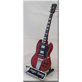 ANGUS YOUNG Guitare Miniature AC/DC avec médiator - Les Beatles, Paul McCartney, John Lennon, RIngo Starr, George Harrison ANGUS YOUNG Guitare Miniature AC/DC avec médiator – Image 2