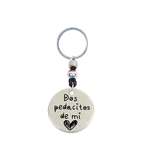 Llavero Personalizado Día de la Madre – Grabado con Nombres – Zamak Baño de Plata y Cuero – Medidas 90x30mm aprox – Regalo Original para Mamá, Abuela o Tutora. Modelo Dos Pedacitos de Mi Cora