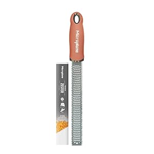 Microplane Zester Küchenreibe in Zimt-Orange für Zitrusfrüchte, Parmesan, Ingwer, Schokolade & Muskatnuss mit feiner Edelstahlklinge - Made in USA