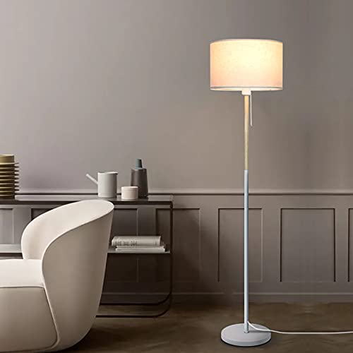 Hautes lampes pour le salon créant un coin lecture chaleureux