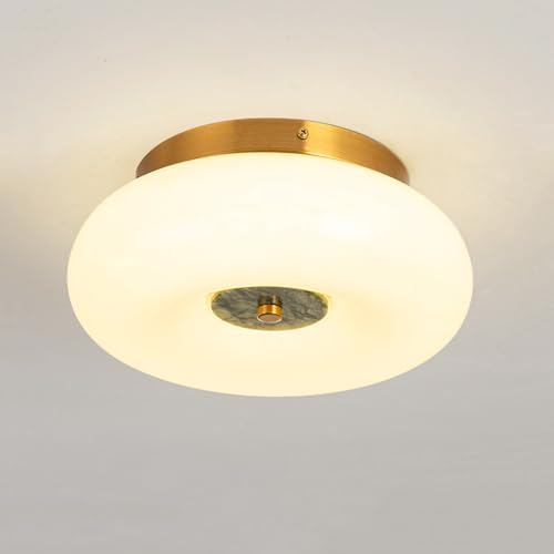 Lámpara de techo de vidrio de leche para iluminar un salón vintage de mediados de siglo