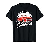 Es un diseño lleno de personalidad, perfecto para usar en reuniones de autos, eventos especiales o simplemente para mostrar tu actitud positiva hacia envejecer con clase y estilo.
