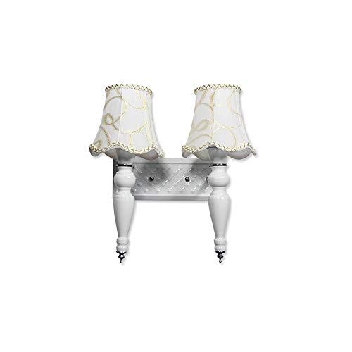 Applique murale en tissu et métal doré pour illuminer un escalier et créer une ambiance cosy