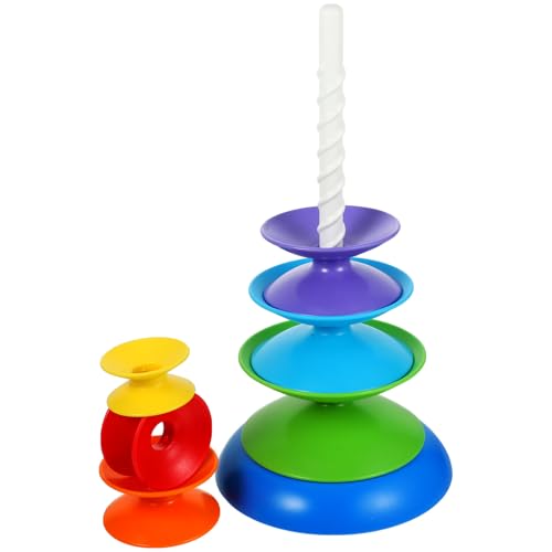 Tour rotative arc-en-ciel sur le tapis de jeu d'un garçon curieux