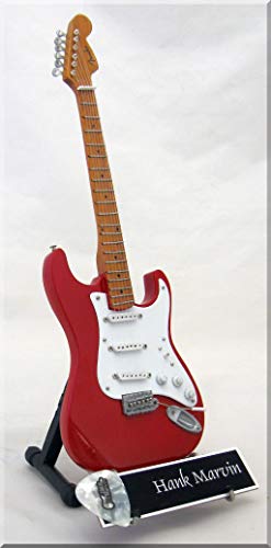Hank Marvin Guitare miniature avec médiator The Shadows - Les Beatles, Paul McCartney, John Lennon, RIngo Starr, George Harrison Hank Marvin Guitare miniature avec médiator The Shadows