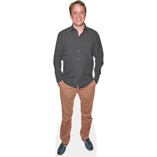 Bild: Eric Millegan (Black Shirt) Pappaufsteller mini f�r 24,97 EUR bei amazon.de