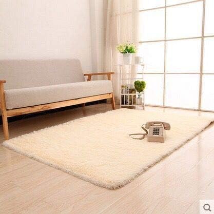 tappeto di pelliccia gialla per camera dei bambini