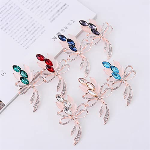 Broche strass fleur pour customiser une veste unie et masquer une boutonnière usée