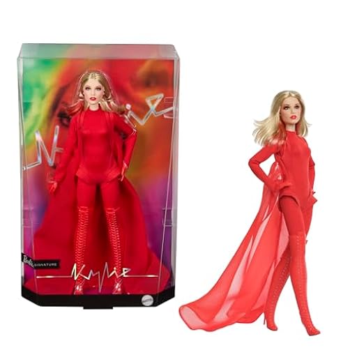 Barbie Signature Muñeca de Kylie Minogue articulada Coleccionable con la Ropa del videoclip de Padam Padam Que Consta de un Mono Rojo, Capa de Raso y Botas con Cordones, JBJ39 | Ya disponible en tu tienda friki favorita! En mundofriki.es! Barbie Signature Muñeca de Kylie Minogue articulada Coleccionable con la Ropa del videoclip de Padam Padam Que Consta de un Mono Rojo, Capa de Raso y Botas con Cordones, JBJ39 | Ya disponible en tu tienda friki favorita! En mundofriki.es!