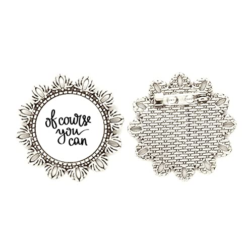 Broche de plata de ley con acabado artesanal de flor y texto grabado premium