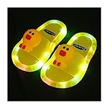 Materiales de alta calidad: Hecho de PVC respetuoso con el medio ambiente, liviano y duradero, cómodo de usar y excelente rendimiento al caminar. La suela está equipada con una pequeña luz LED, cuando el pie del niño pasa por la suela, automáticamente brillará y parpadeará. Proporcione conveniencia para que los niños caminen y vayan al baño por la noche. Después de muchas pruebas de luminiscencia, se garantiza la buena calidad.
